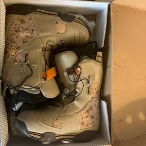 Women Burton snowboarding boots